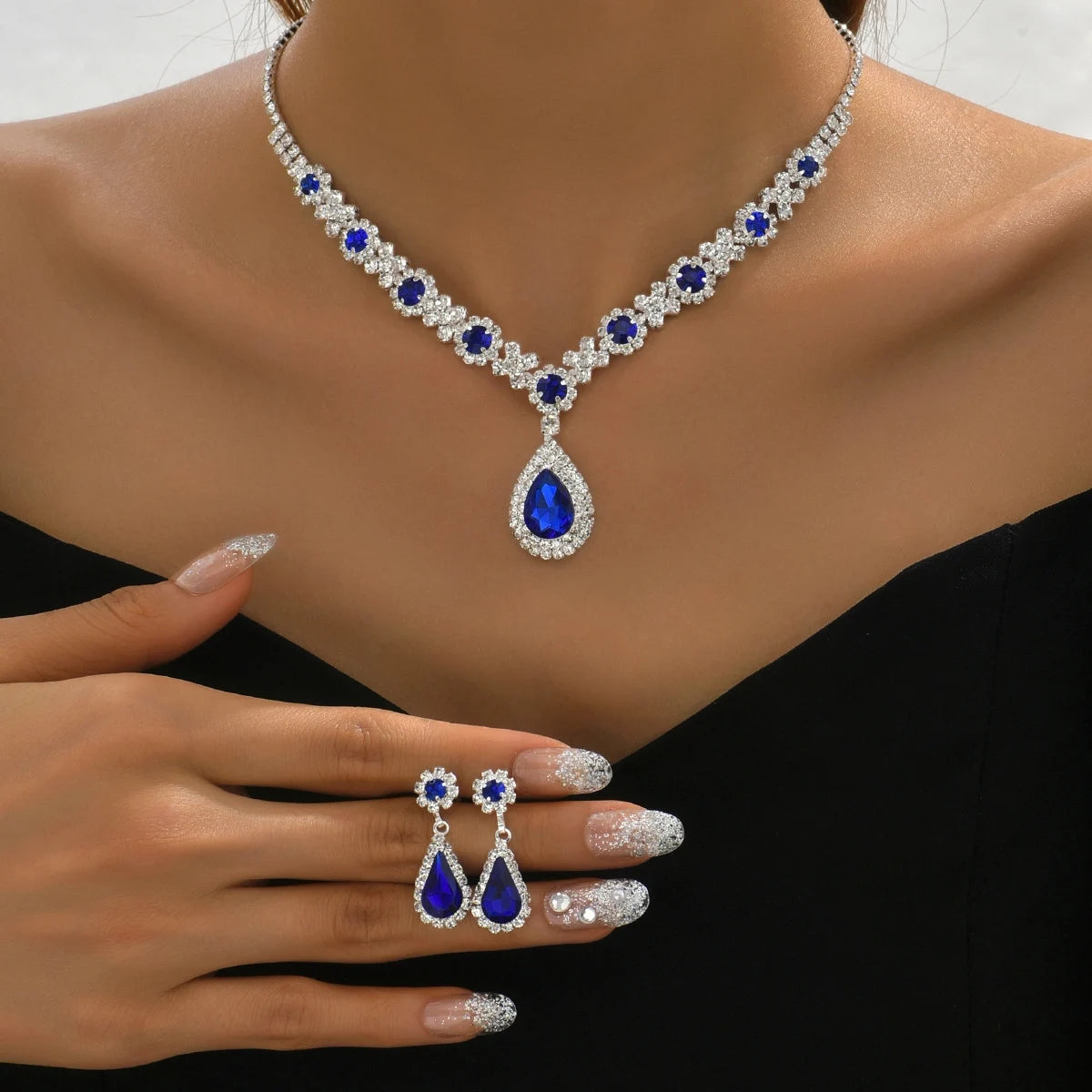 Simple and atmospheric water droplet necklace earrings two-piece set as a surprise birthday gift for girlfriend and best friend