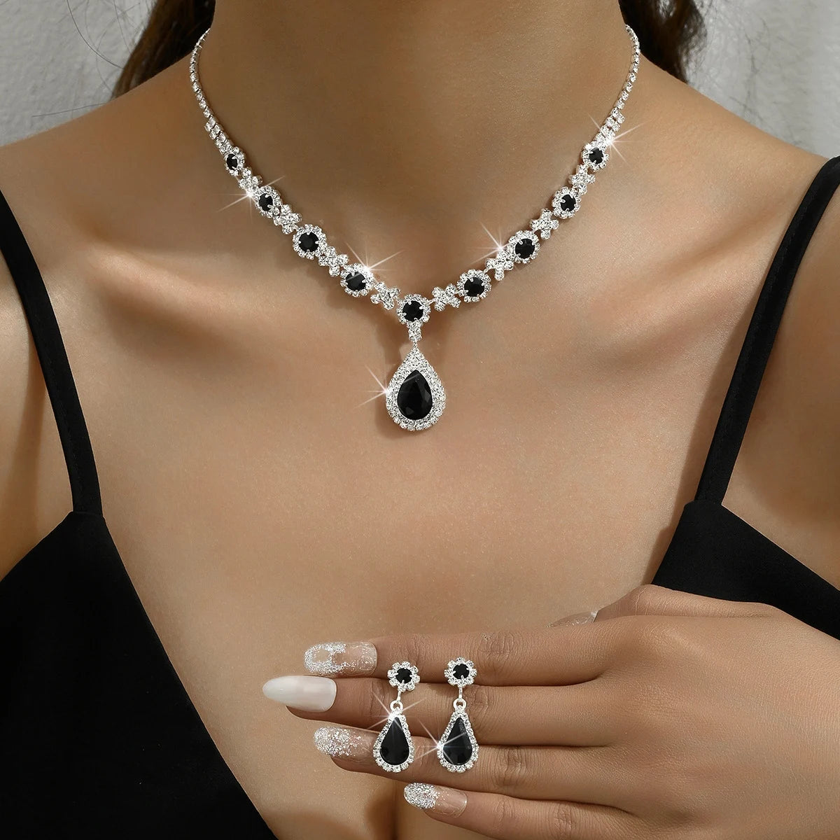 Simple and atmospheric water droplet necklace earrings two-piece set as a surprise birthday gift for girlfriend and best friend